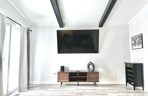 Sterling Heights House | Spacious 4BR Home in Sterling Heights – 2 Family Rooms, Bar & Perfect for Groups