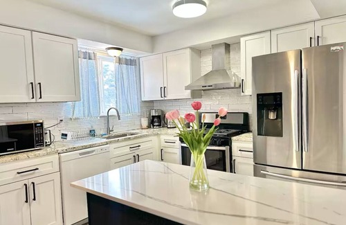 Sterling Heights House | Spacious 4BR Home in Sterling Heights – 2 Family Rooms, Bar & Perfect for Groups