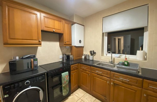 Stonnall House | Spacious 4BR Home *Heartlands Hospital | NEC | Airport | Stechford Retail Park*