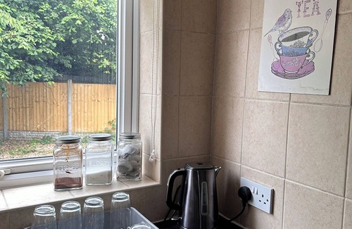 Stonnall House | Spacious 4BR Home *Heartlands Hospital | NEC | Airport | Stechford Retail Park*