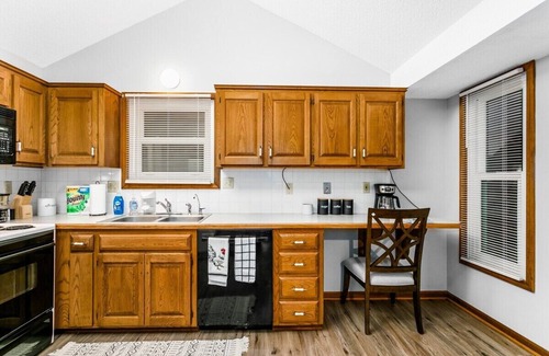 I-435 West KC-KS House | Spacious 4BR Home Near Legends & Shopping