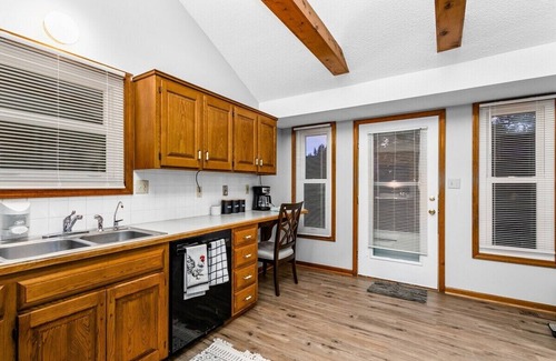 I-435 West KC-KS House | Spacious 4BR Home Near Legends & Shopping