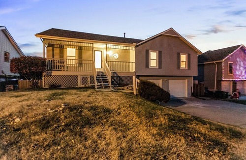 I-435 West KC-KS House | Spacious 4BR Home Near Legends & Shopping