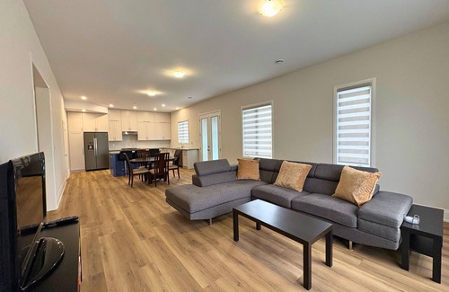 Alcona House | Spacious 4BR Home Steps from the Lake — 🏡 The Diamond by Innisfil Beach