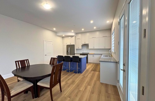 Alcona House | Spacious 4BR Home Steps from the Lake — 🏡 The Diamond by Innisfil Beach