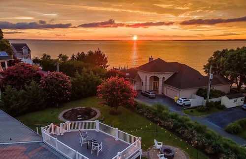 Stevensville House | Spacious 4BR Home w/waterviews! Recently updated, game room, roof top deck.