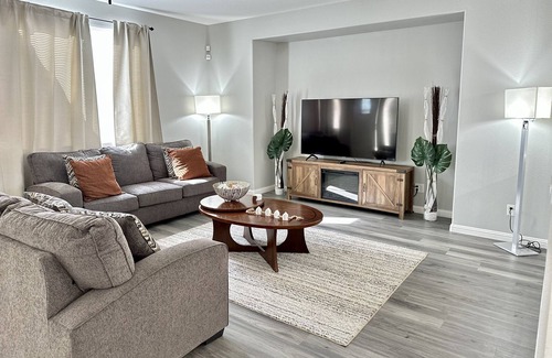 Spring Valley House | Spacious 4br Home w/ Netflix + Indoor Fireplace