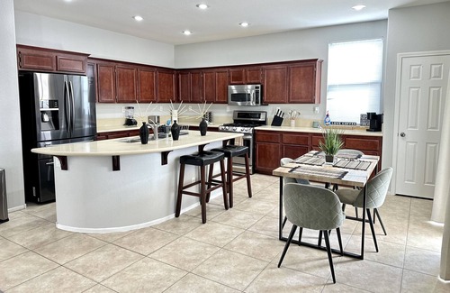 Spring Valley House | Spacious 4br Home w/ Netflix + Indoor Fireplace
