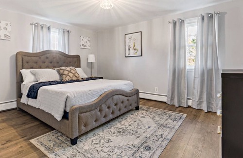 Cumberland House | Spacious 4br home with fireplace in Cumberland