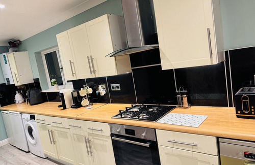 Crawley House | Spacious 4BR house close to Gatwick Airport.