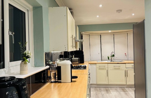 Crawley House | Spacious 4BR house close to Gatwick Airport.