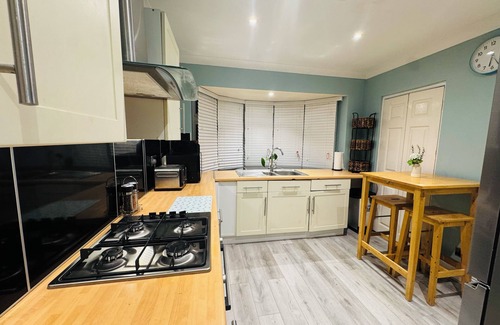 Crawley House | Spacious 4BR house close to Gatwick Airport.