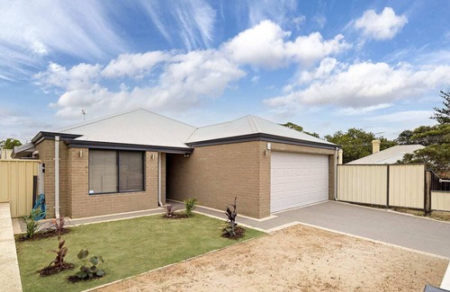 Beachlands House | Spacious 4BR House Right Near The Beach