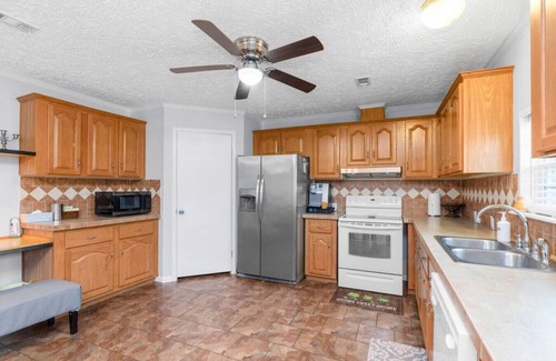 Gulf Breeze House | Spacious 4BR house w/large fenced-in Backyard, Fire-pit and BBQ Grill