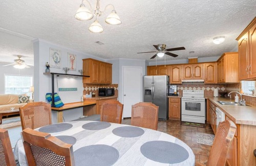 Gulf Breeze House | Spacious 4BR house w/large fenced-in Backyard, Fire-pit and BBQ Grill
