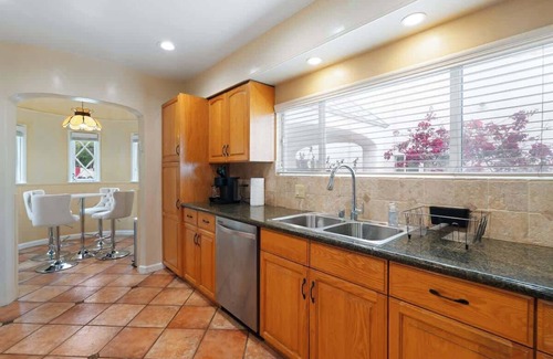 Pico - Robertson House | Spacious 4BR House w/Large Yard & Parking Prime LA