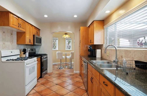 Pico - Robertson House | Spacious 4BR House w/Large Yard & Parking Prime LA