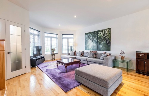 Brossard Apartment | Spacious 4BR King Bed Free Parking