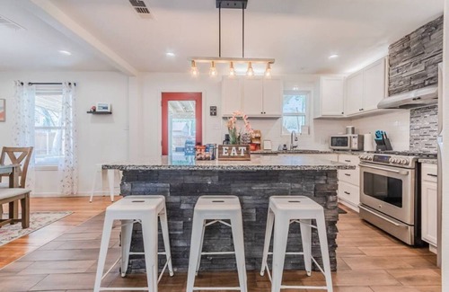 Dallas House | Spacious 4BR, King Suite & Grill - 18 min from Downtown