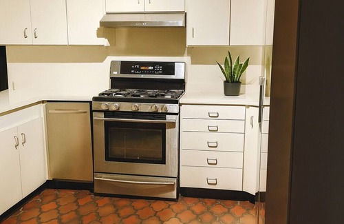 Dayton House | Spacious 4BR Mid-Century Modern Retreat in Dayton with Hot Tub