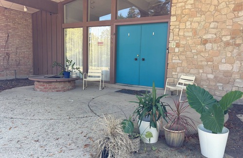 Dayton House | Spacious 4BR Mid-Century Modern Retreat in Dayton with Hot Tub