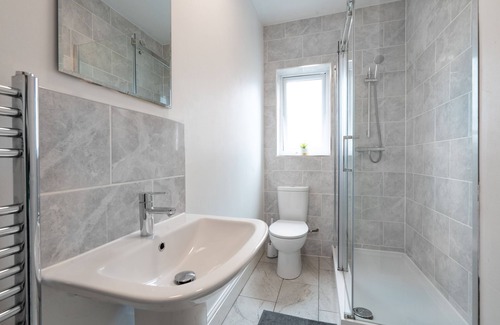 Sheffield House | Spacious 4BR, Parking, Near Centre