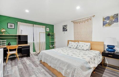 Palmdale House | Spacious 4BR Pool Home Ensuite Baths Self CheckIn Fast WiFi WD