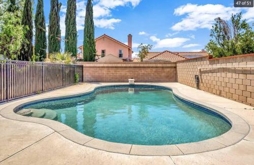 Palmdale House | Spacious 4BR Pool Home Ensuite Baths Self CheckIn Fast WiFi WD