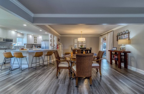 College Place House | Spacious 4BR Retreat w/Hot Tub, Outdoor Games & EV Charger – 10 Min Walla Walla