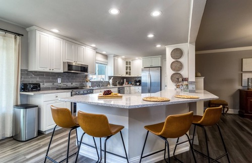 College Place House | Spacious 4BR Retreat w/Hot Tub, Outdoor Games & EV Charger – 10 Min Walla Walla