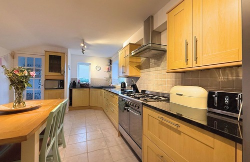 Dronfield House | Spacious 4BR Retreat for 8