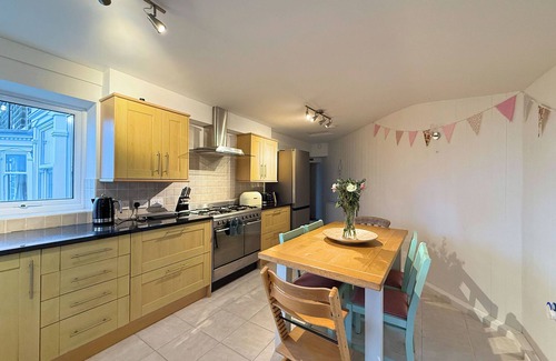 Dronfield House | Spacious 4BR Retreat for 8