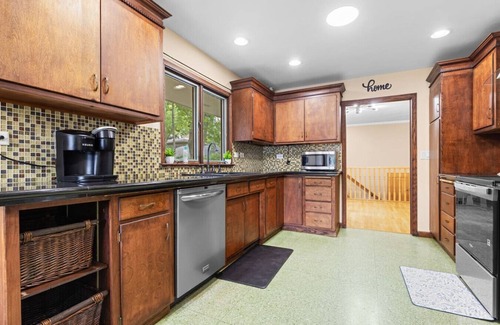 Rockford House | Spacious 4BR Retreat in Rockford