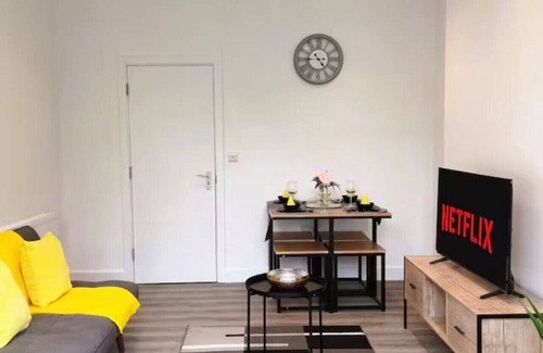 Luton House | Spacious 4BR Stayfolk Home in Luton | Sleeps 10 | Near Airport & Station