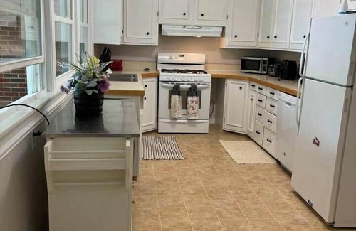 Cambridge House | Spacious 4BR, Steps to Main St, Pet-Friendly Yard & Beautiful Porch