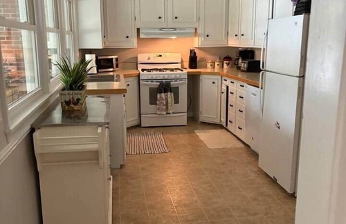 Cambridge House | Spacious 4BR, Steps to Main St, Pet-Friendly Yard & Beautiful Porch