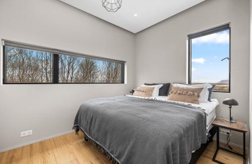 Reykholt House | Spacious 4BR Summerhouse With Hot Tub