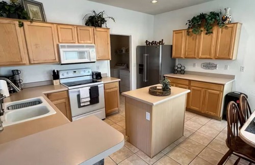 Surprise Farms House | Spacious 4BR Surprise Oasis with Private Pool – Family Friendly