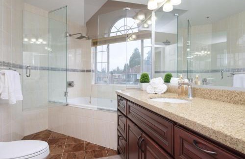 Oakridge House | Spacious 4BR w Ensuites Mins to Downtown YVR UBC