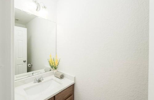 Southside Apartment | Spacious 4BR w Game Room - 15 min to Seaworld