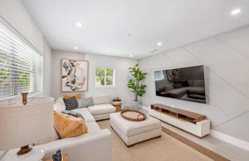 Cutler Bay House | Spacious 4BR Waterfront Home with Private Pool, Tiki Hut & Free Parking near Miami & Key Largo
