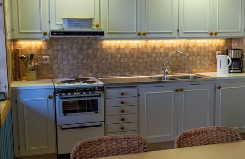 Stugun Cottage | Spacious 4p cottage with fireplace in beautiful bathing site