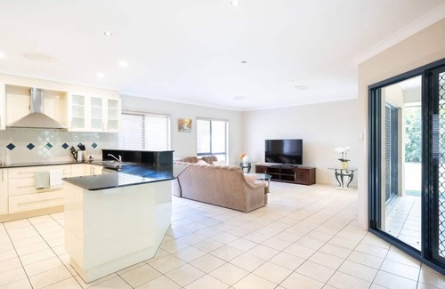Upper Mount Gravatt House | Spacious 5BR | Prime Upper Mt Gravatt Location!