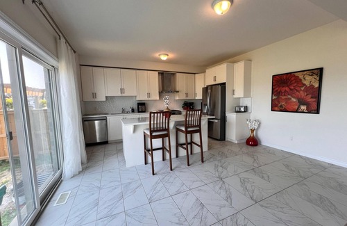 Ayr House | Spacious 5-Bdrm home. Main Floor Bedroom sleeps 12. Close to Paris & KWC