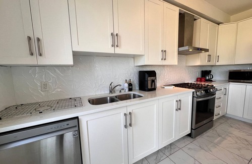 Ayr House | Spacious 5-Bdrm home. Main Floor Bedroom sleeps 12. Close to Paris & KWC