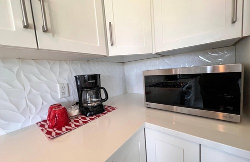 Ayr House | Spacious 5-Bdrm home. Main Floor Bedroom sleeps 12. Close to Paris & KWC