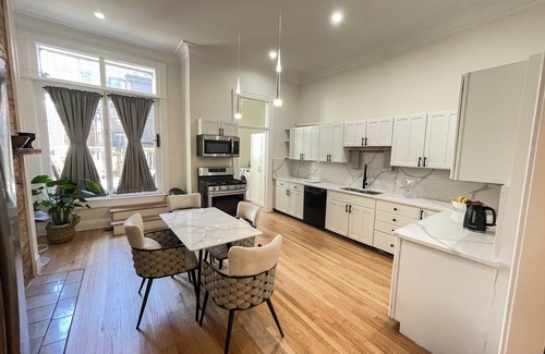 Downtown Baltimore House | Spacious 5-bdrm house w/WiFi, AC, and Laundry in charming MT. Vernon Baltimore