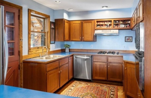 South Londonderry Cabin | Spacious 5-bedroom lodge in private South Londonderry with WiFi, AC