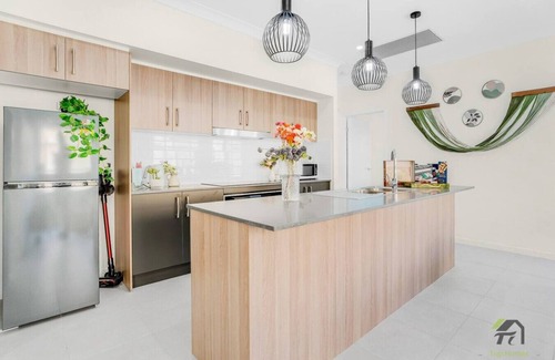 Deebing Heights House | Spacious 5-Bedroom Home in Deebing Heights