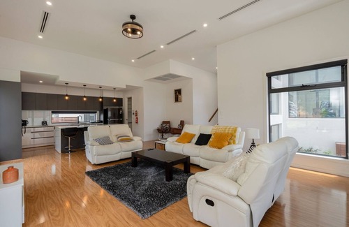 Giralang House | Spacious 5-Bed Family Home in Giralang